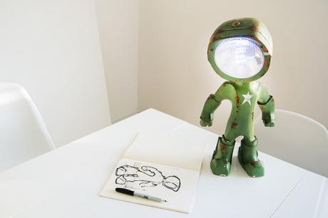 Lampster es una lámpara LED Robot hecha con faroles viejos