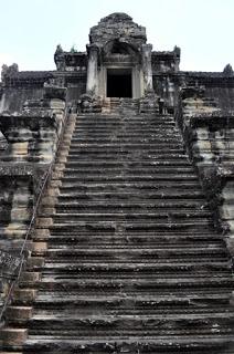 Escalinata de acceso a una de las torres de Angkor Wat, anteriormente denominado Preah Vihear. Desde abajo no parece gran cosa, pero desde arriba la vista de la escalera es escalofriante.