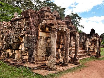 La  impresionante Terraza de los Elefantes, en el recinto de Angkor, preside la gran avenida de la Victoria.