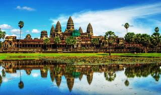 Otra bonita imagen de los templos de Angkor, reflejados en uno de los estanques que rodeaban la ciudad.