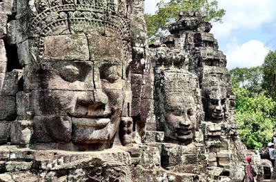 Tres de las 216 intimidantes cabezas del templo de Angkor Thom, otrora llamado templo de Jayagiri