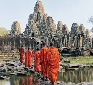 Procesión de monjes de camino a Angkor Wat.