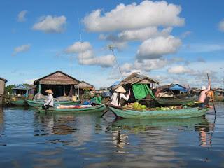 El lago Tonlé Sap es el mayor lago del sureste asiático, aunque en la temporada seca reduce su superficie hasta la décima parte de su capacidad.