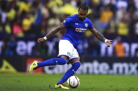 Julian Velázquez se distrae con la Lucha AAA Julian Velázquez se distrae con la Lucha AAA