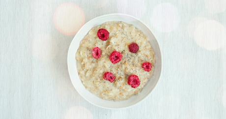 Porridge de cebada con nueces de macadamia y fresas liofilizadas