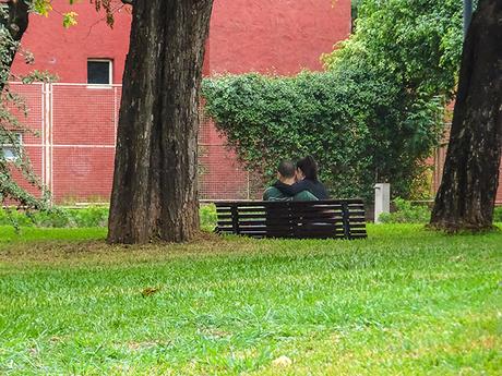 Una pareja enamorada sentados en un banco del parque