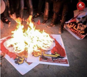 Residentes de Gaza quemando los retratos del primer ministro del Gobierno de Consenso Nacional Rami Hamdallah y del alto directivo de Fatah Hussein al-Sheikh durante la manifestación llevada a cabo en Gaza en protesta por la escasez de electricidad. Sobre los retratos se lee: “Traidor” (página oficial de Fatah en Facebook, 19 de enero de 2018).