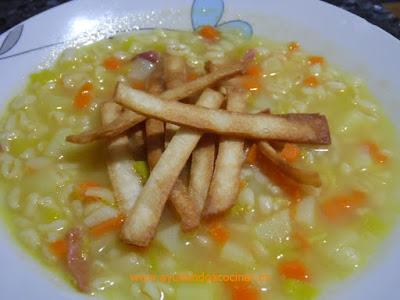 Sopa de Trigo con Crujientes de Tortilla Wraps de Maiz