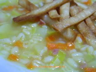 Sopa de Trigo con Crujientes de Tortilla Wraps de Maiz