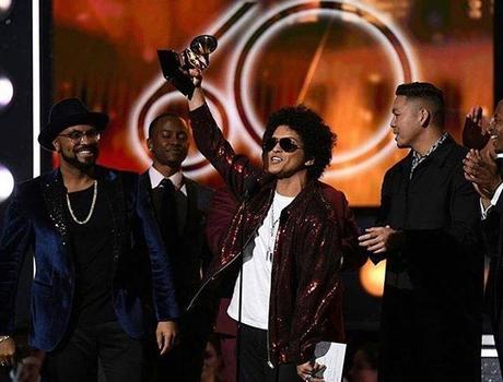 Bruno Mars triunfa en los Grammy al ganar en Disco del Año, Canción del Año y Grabación del Año