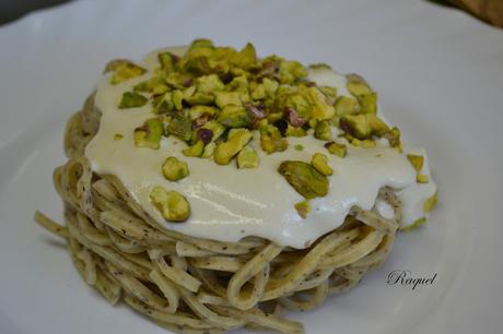 Tagliolini a la trufa con salmón ahumado calabacín y pistachos