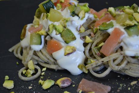 Tagliolini a la trufa con salmón ahumado calabacín y pistachos Tagliolini a la trufa con salmón ahumado calabacín y pistachos