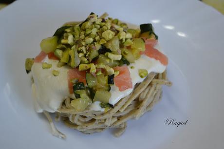 Tagliolini a la trufa con salmón ahumado calabacín y pistachos