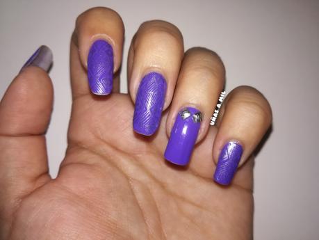 Diseño de uñas en plateado y morado, el color pantone 2018