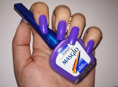 Diseño de uñas en plateado y morado, el color pantone 2018