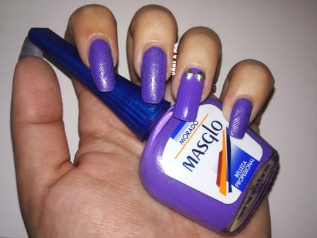 Diseño de uñas en plateado y morado, el color pantone 2018