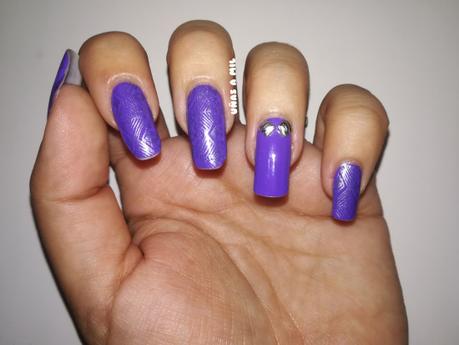 Diseño de uñas en plateado y morado, el color pantone 2018