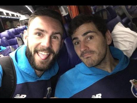 Layun reconoce que Casilla influyó en su decisión por el Sevilla