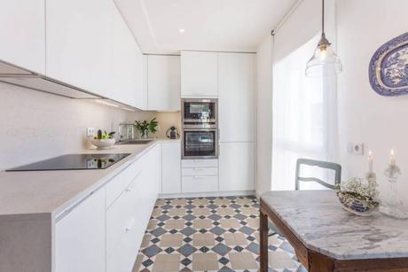 triana sevilla vacaciones suelo baldosas hidraúlicas sevilla airbnb puertas de cristal pisos sevilla decoración nórdica decoración mediterránea decoración escandinava carpintería 