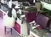 #Tecnologia: explotó #batería #celular cara tras morderla #SmartPhone (VIDEO)