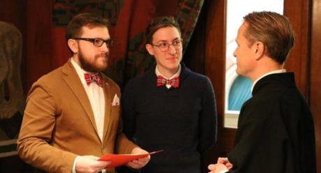 El matrimonio gay ruso abandona su país por su propia seguridad. El matrimonio gay ruso abandona su país por su propia seguridad.