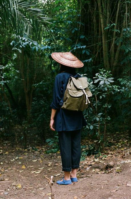 La imagen puede contener: una o varias personas, personas de pie, sombrero, árbol y exterior