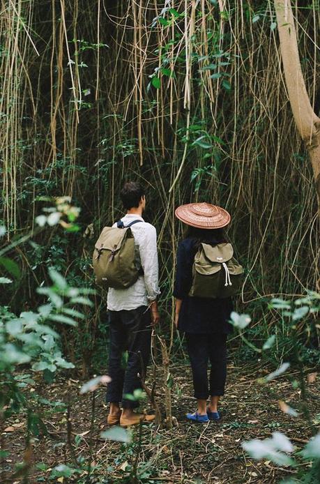 La imagen puede contener: una o varias personas, personas de pie, árbol, exterior y naturaleza