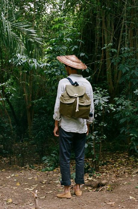 La imagen puede contener: una o varias personas, personas de pie, sombrero, árbol y exterior