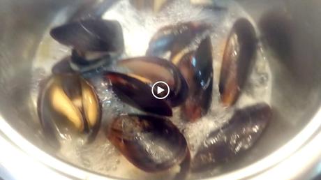 MEJILLONES AL CAVA CON AROMA DE AZAFRAN MEJILLONES AL CAVA CON AROMA DE AZAFRAN