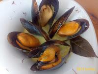 MEJILLONES AL CAVA CON AROMA DE AZAFRAN MEJILLONES AL CAVA CON AROMA DE AZAFRAN