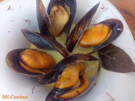 MEJILLONES AL CAVA CON AROMA DE AZAFRAN MEJILLONES AL CAVA CON AROMA DE AZAFRAN