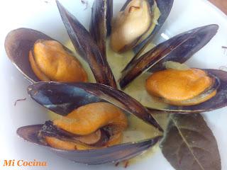 MEJILLONES AL CAVA CON AROMA DE AZAFRAN MEJILLONES AL CAVA CON AROMA DE AZAFRAN