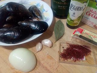 MEJILLONES AL CAVA CON AROMA DE AZAFRAN MEJILLONES AL CAVA CON AROMA DE AZAFRAN