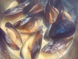 MEJILLONES AL CAVA CON AROMA DE AZAFRAN MEJILLONES AL CAVA CON AROMA DE AZAFRAN