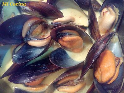 MEJILLONES AL CAVA CON AROMA DE AZAFRAN MEJILLONES AL CAVA CON AROMA DE AZAFRAN