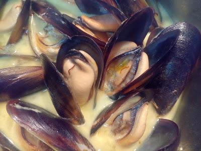 MEJILLONES AL CAVA CON AROMA DE AZAFRAN MEJILLONES AL CAVA CON AROMA DE AZAFRAN