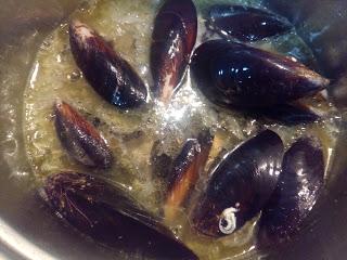 MEJILLONES AL CAVA CON AROMA DE AZAFRAN MEJILLONES AL CAVA CON AROMA DE AZAFRAN