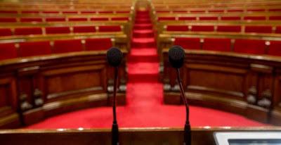 Torrent aplaza el pleno catalán y el independentismo provoca el caos.