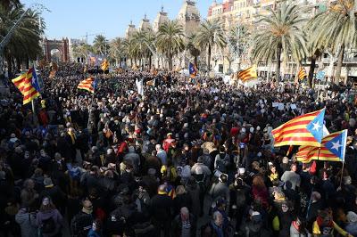 Torrent aplaza el pleno catalán y el independentismo provoca el caos.