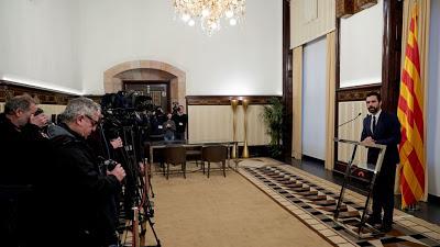 Torrent aplaza el pleno catalán y el independentismo provoca el caos.