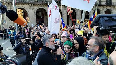 Torrent aplaza el pleno catalán y el independentismo provoca el caos.