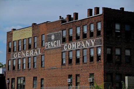 Dentro de una de las últimas fábricas de lápices de América