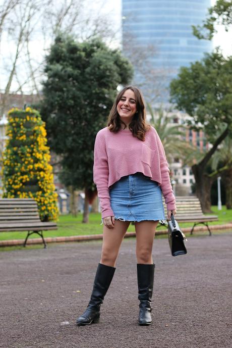 Outfit sencillo y chic con jersey rosa Outfit sencillo y chic con jersey rosa