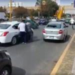 Taxistas atacan a chóferes de Uber