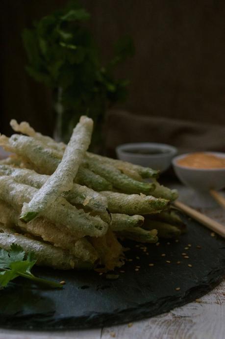 Tempura de judías verdes con salsa sriracha y de soja con jengibre