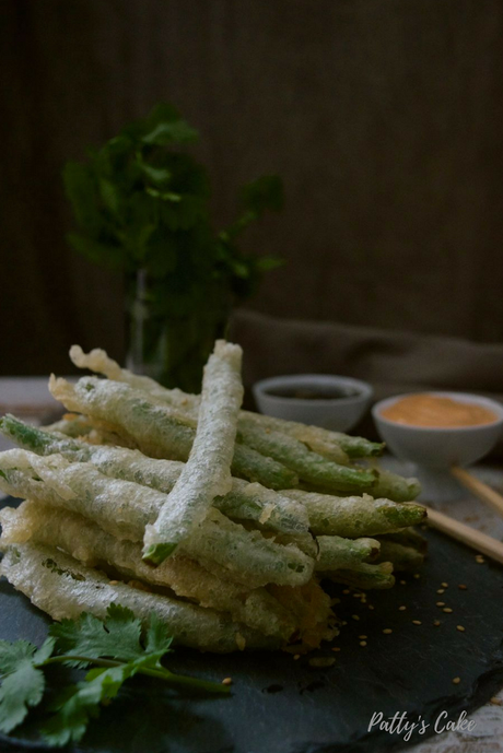 Tempura de judías verdes con salsa sriracha y de soja con jengibre