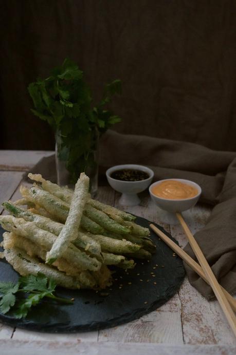 Tempura de judías verdes con salsa sriracha y de soja con jengibre