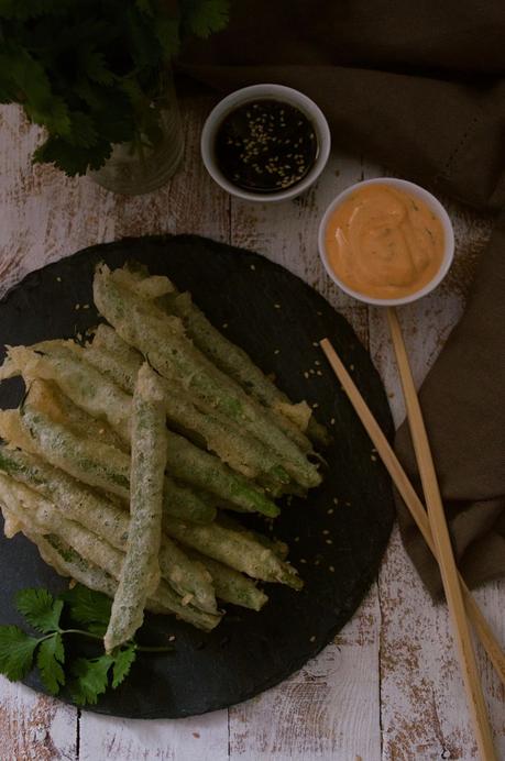 Tempura de judías verdes con salsa sriracha y de soja con jengibre