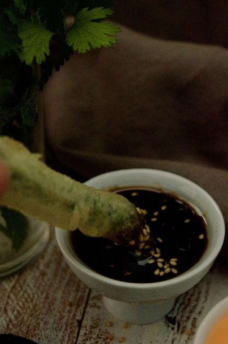 Tempura de judías verdes con salsa sriracha y de soja con jengibre