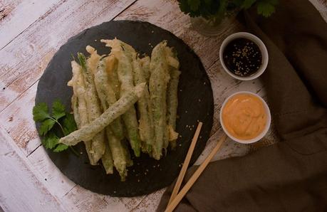 Tempura de judías verdes con salsa sriracha y de soja con jengibre